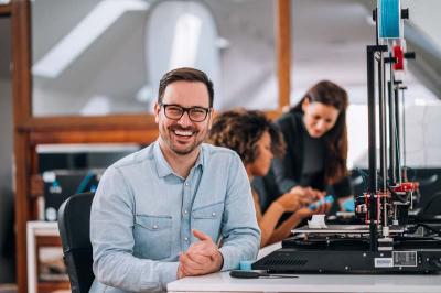 Student using 3D printer